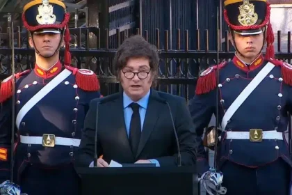 Javier Milei en el monumento de Plaza San Martín durante el acto central por el Día del Veterano