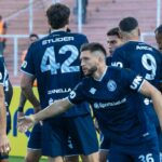 Hinchas y jugadores celebrando el histórico triunfo de Independiente Rivadavia ante Bolívar en el Estadio Malvinas Argentinas.