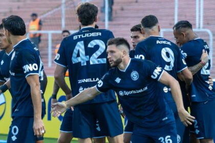 Hinchas y jugadores celebrando el histórico triunfo de Independiente Rivadavia ante Bolívar en el Estadio Malvinas Argentinas.