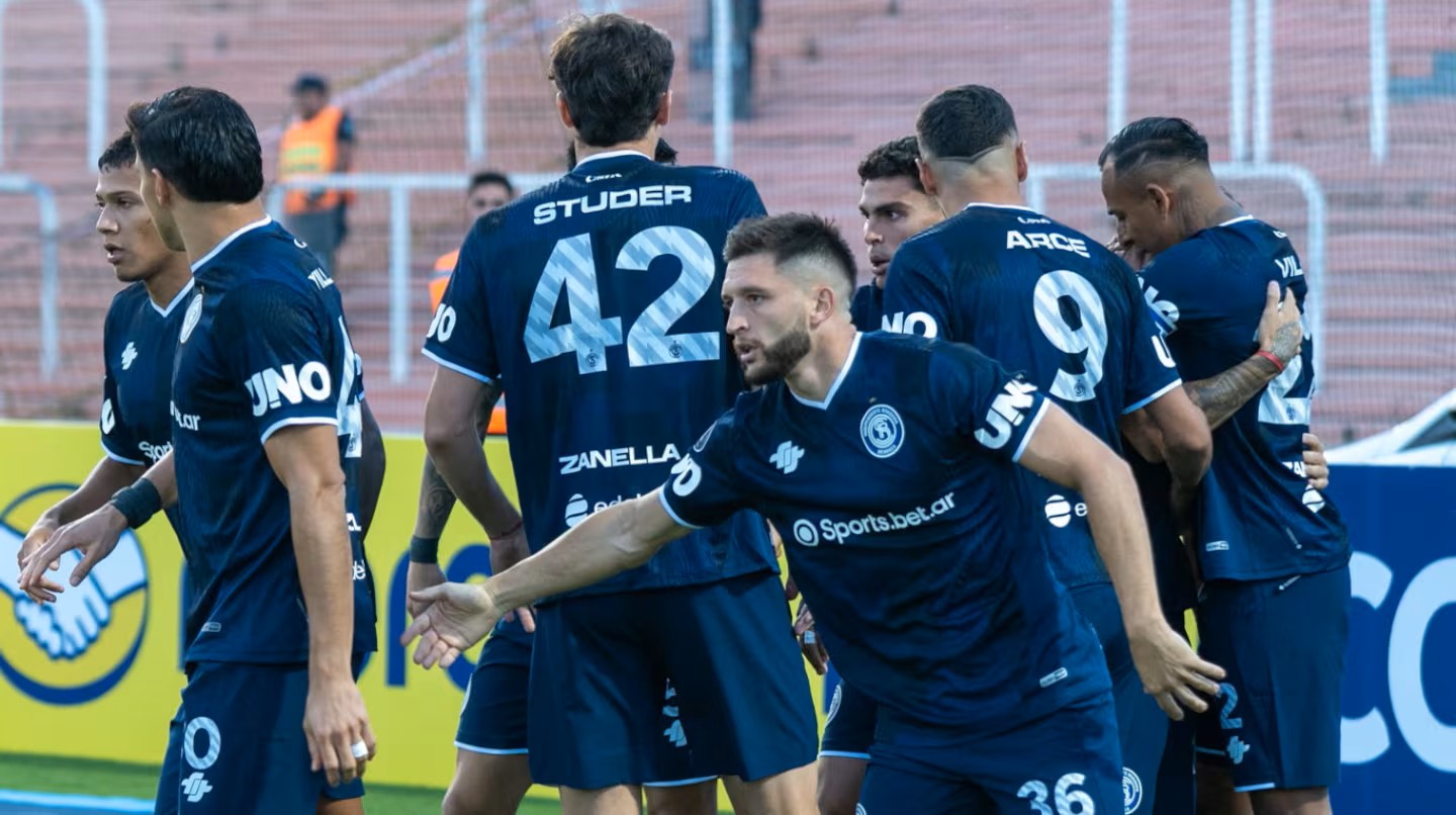 Hinchas y jugadores celebrando el histórico triunfo de Independiente Rivadavia ante Bolívar en el Estadio Malvinas Argentinas.