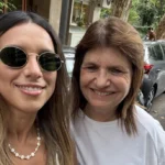 La senadora Patricia Bullrich junto a la abogada durante el regreso de Agostina Páez tras su detención en Brasil