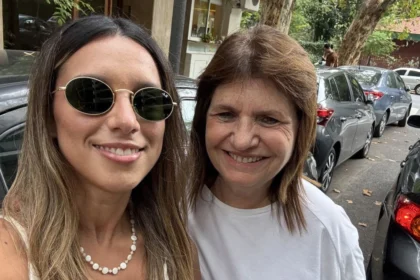 La senadora Patricia Bullrich junto a la abogada durante el regreso de Agostina Páez tras su detención en Brasil