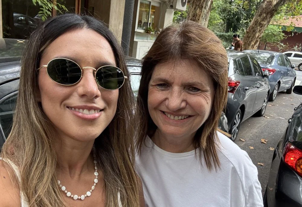 La senadora Patricia Bullrich junto a la abogada durante el regreso de Agostina Páez tras su detención en Brasil