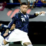 El defensor central durante la emotiva despedida de Nicolás Otamendi saludando a los hinchas en el estadio.