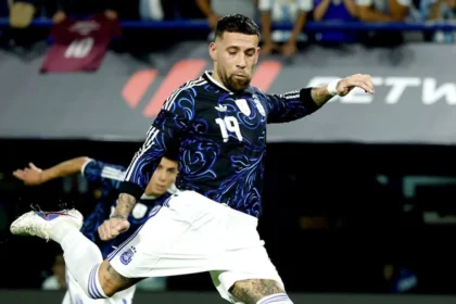 El defensor central durante la emotiva despedida de Nicolás Otamendi saludando a los hinchas en el estadio.