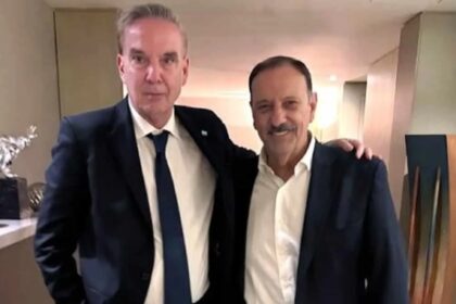 El gobernador Ricardo Quintela junto a Miguel 脕ngel Pichetto dialogando sobre la unidad del peronismo.
