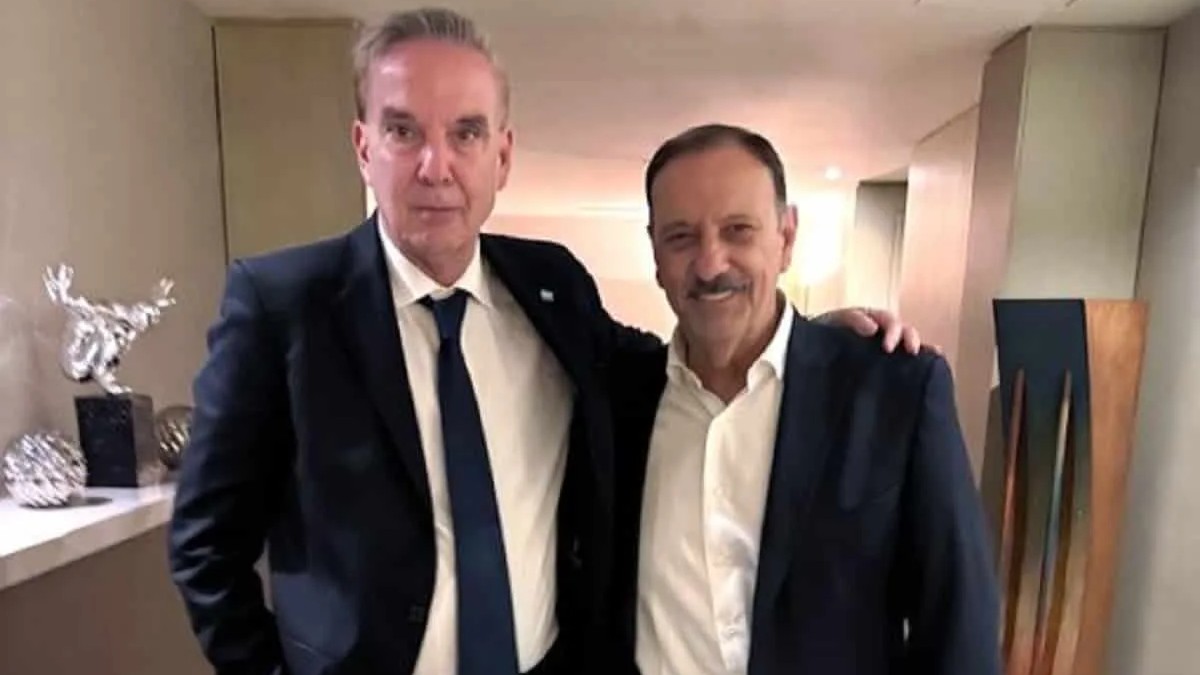 El gobernador Ricardo Quintela junto a Miguel Ángel Pichetto dialogando sobre la unidad del peronismo.