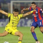Rodrigo Auzmendi celebra el gol del empate durante el debut de San Lorenzo en Paraguay