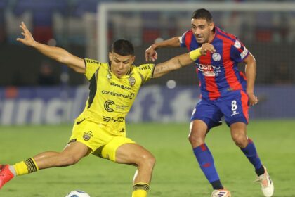 Rodrigo Auzmendi celebra el gol del empate durante el debut de San Lorenzo en Paraguay
