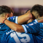 Jugadores celebrando el triunfo de Racing en Bolivia tras el gol agónico de Adrián Fernández ante Independiente Petrolero.