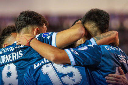 Jugadores celebrando el triunfo de Racing en Bolivia tras el gol agónico de Adrián Fernández ante Independiente Petrolero.