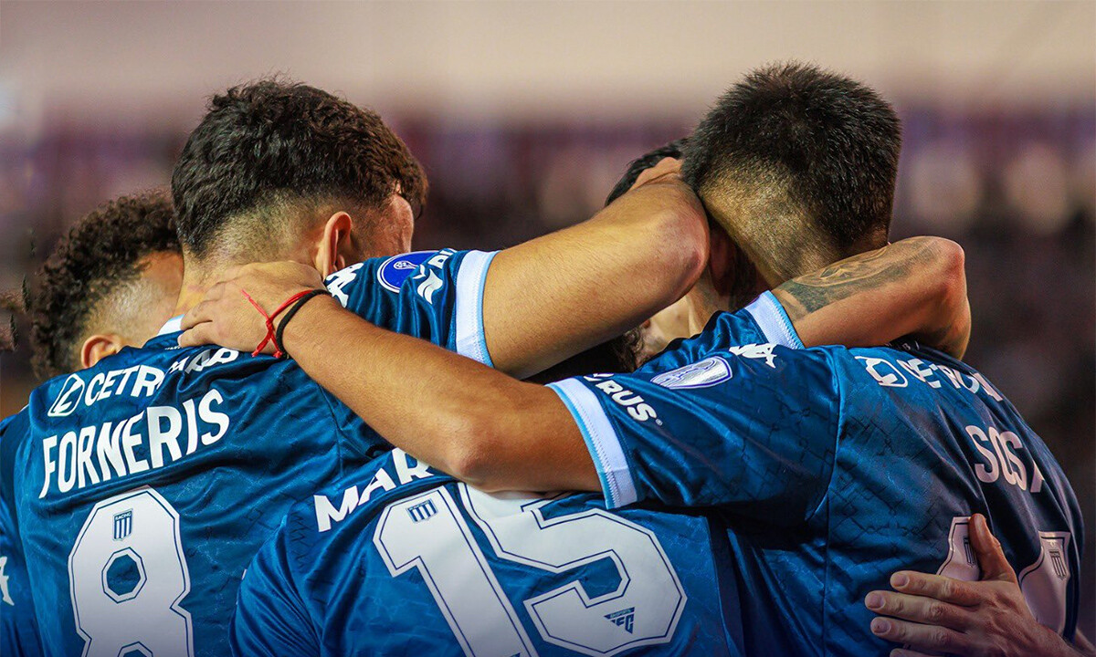 Jugadores celebrando el triunfo de Racing en Bolivia tras el gol agónico de Adrián Fernández ante Independiente Petrolero.