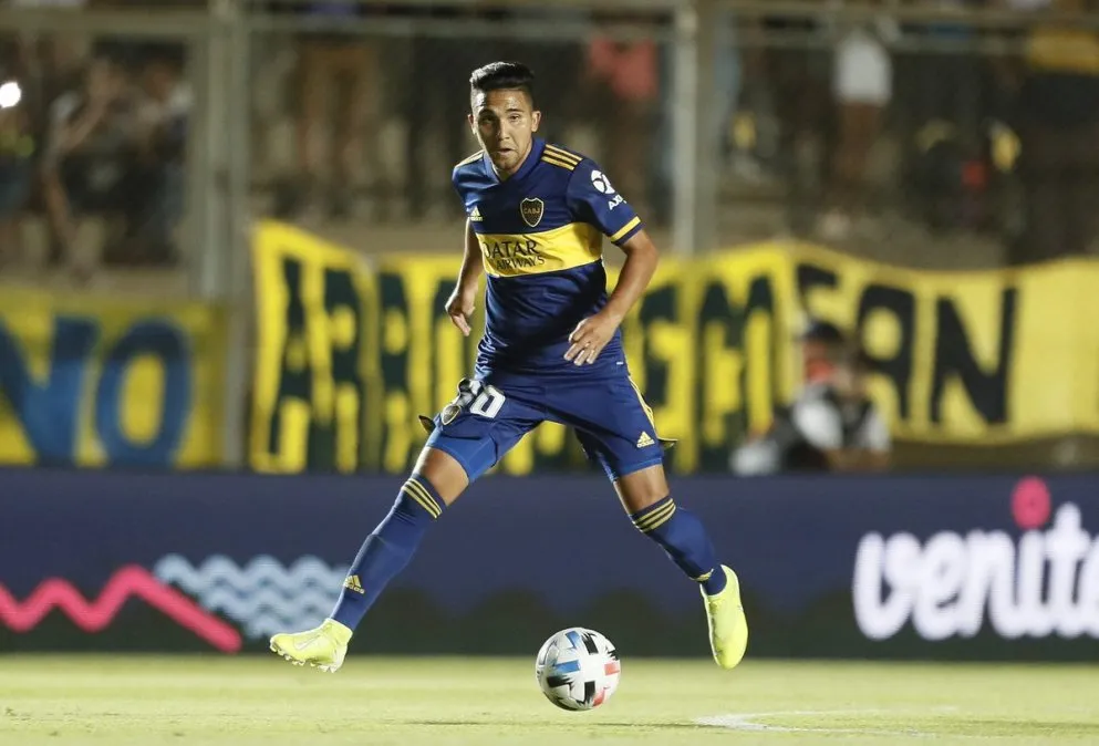 Emanuel Reynoso durante un partido de fútbol antes de recibir la suma millonaria a Bebelo Reynoso por fallo judicial