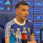 Lionel Scaloni gesticula durante la fuerte advertencia de Lionel Scaloni en conferencia de prensa tras el partido de Argentina.
