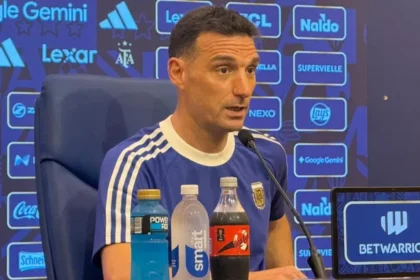 Lionel Scaloni gesticula durante la fuerte advertencia de Lionel Scaloni en conferencia de prensa tras el partido de Argentina.