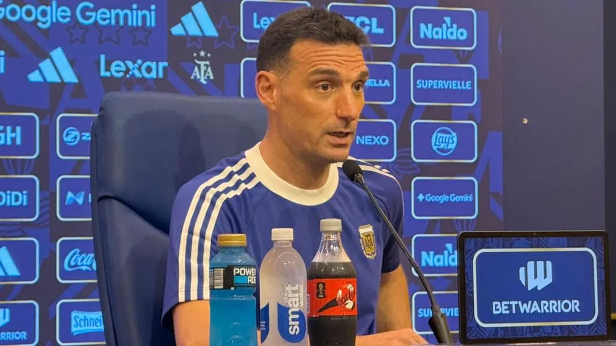 Lionel Scaloni gesticula durante la fuerte advertencia de Lionel Scaloni en conferencia de prensa tras el partido de Argentina.