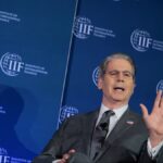 Scott Bessent brindando su apoyo al programa económico de Argentina durante una conferencia internacional de finanzas.