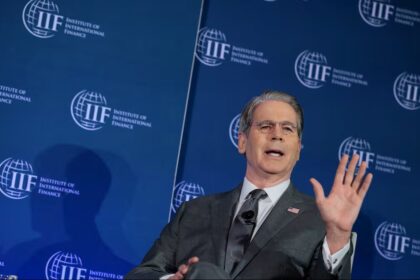 Scott Bessent brindando su apoyo al programa económico de Argentina durante una conferencia internacional de finanzas.