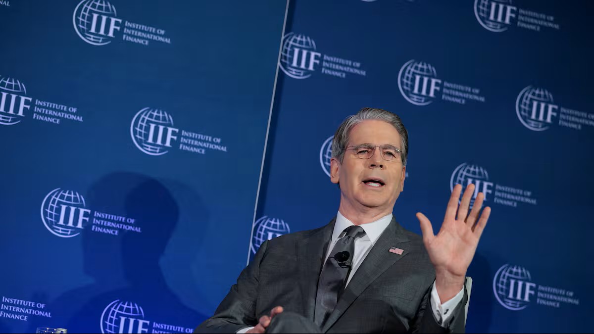 Scott Bessent brindando su apoyo al programa económico de Argentina durante una conferencia internacional de finanzas.