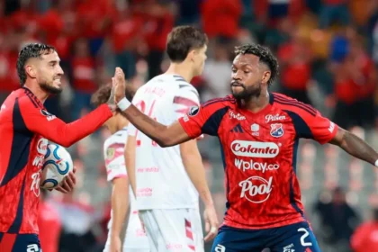 Tiago Palacios festeja el primer gol del partido en el debut de Estudiantes de La Plata en Medellín