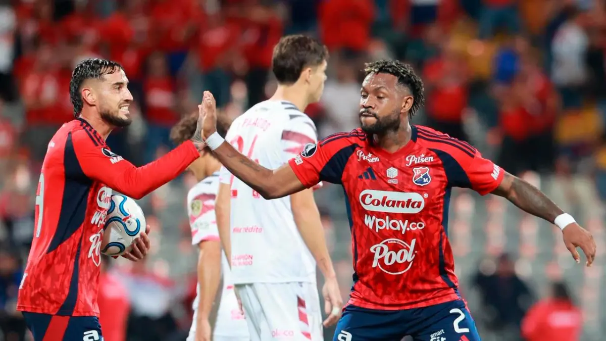 Tiago Palacios festeja el primer gol del partido en el debut de Estudiantes de La Plata en Medellín