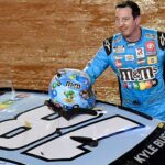 Vehículo de competición detenido en la pista tras confirmarse la muerte de Kyle Busch