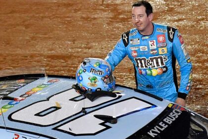 Veh铆culo de competici贸n detenido en la pista tras confirmarse la muerte de Kyle Busch