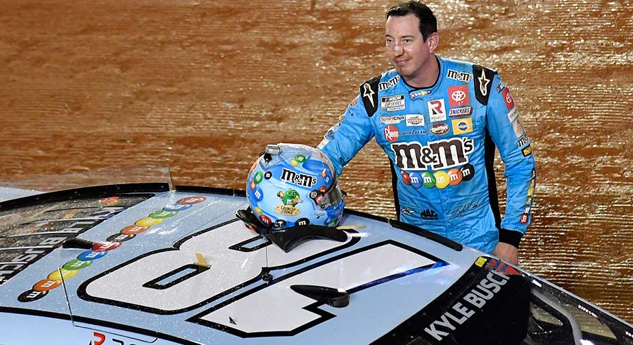 Vehículo de competición detenido en la pista tras confirmarse la muerte de Kyle Busch