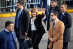 La senadora nacional observando las actividades protocolares luego de enterarse de que Patricia Bullrich sufri贸 un desplante organizativo.