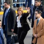 La senadora nacional observando las actividades protocolares luego de enterarse de que Patricia Bullrich sufrió un desplante organizativo.