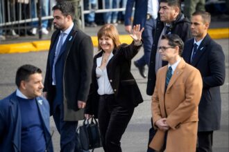 La senadora nacional observando las actividades protocolares luego de enterarse de que Patricia Bullrich sufrió un desplante organizativo.