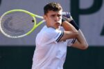 El festejo del argentino tras la victoria de Juan Manuel Cerúndolo ante Jannik Sinner en el polvo de ladrillo de Roland Garros