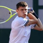 El festejo del argentino tras la victoria de Juan Manuel Cerúndolo ante Jannik Sinner en el polvo de ladrillo de Roland Garros