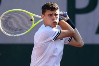 El festejo del argentino tras la victoria de Juan Manuel Cerúndolo ante Jannik Sinner en el polvo de ladrillo de Roland Garros