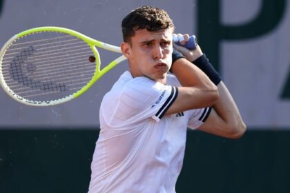 El festejo del argentino tras la victoria de Juan Manuel Cerúndolo ante Jannik Sinner en el polvo de ladrillo de Roland Garros