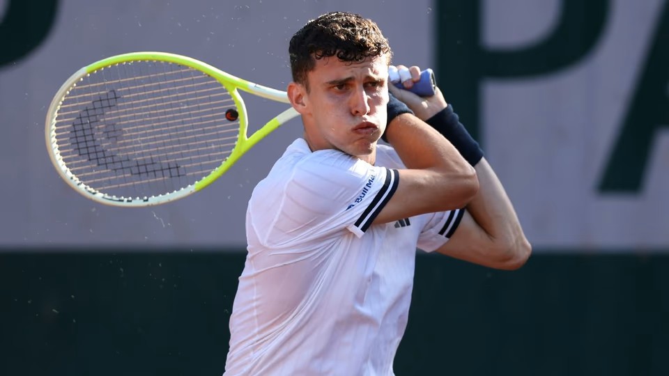 El festejo del argentino tras la victoria de Juan Manuel Cerúndolo ante Jannik Sinner en el polvo de ladrillo de Roland Garros