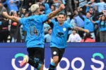 El enganche y capitán Lucas Zelarayán celebró el campeonato histórico de Belgrano de Córdoba en el césped del Mario Alberto Kempes
