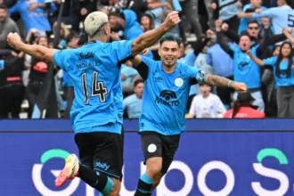El enganche y capitán Lucas Zelarayán celebró el campeonato histórico de Belgrano de Córdoba en el césped del Mario Alberto Kempes