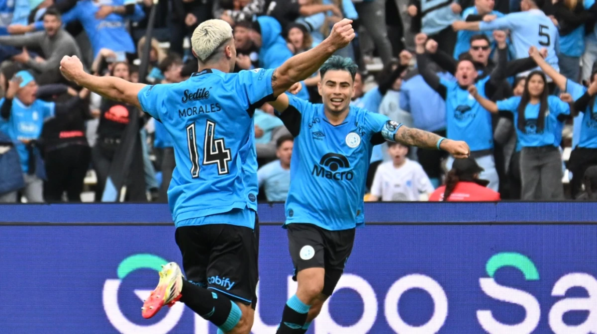 El enganche y capitán Lucas Zelarayán celebró el campeonato histórico de Belgrano de Córdoba en el césped del Mario Alberto Kempes