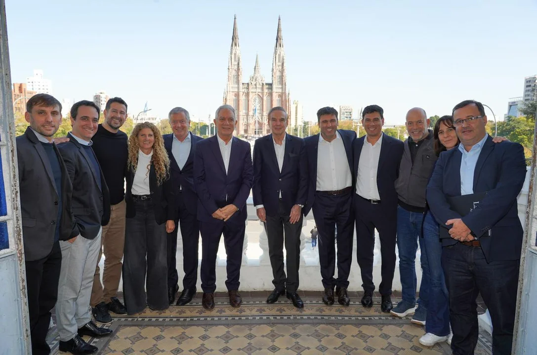 Miguel Pichetto y Julio Alak en la cumbre por la unidad del peronismo bonaerense
