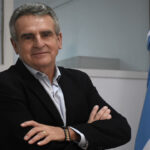 Agustín Rossi en una conferencia de prensa manifestando sus dudas sobre el uso de bases de datos estatales en Argentina.