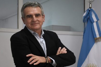Agustín Rossi en una conferencia de prensa manifestando sus dudas sobre el uso de bases de datos estatales en Argentina.