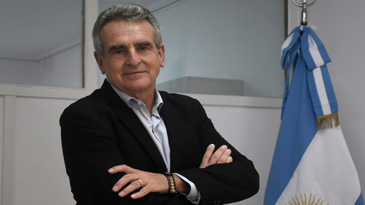 Agustín Rossi en una conferencia de prensa manifestando sus dudas sobre el uso de bases de datos estatales en Argentina.