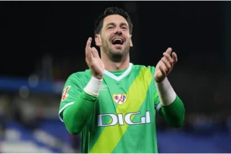 El arquero argentino Augusto Batalla se concentra antes de disputar la final de la Conference League en el estadio de Leipzig