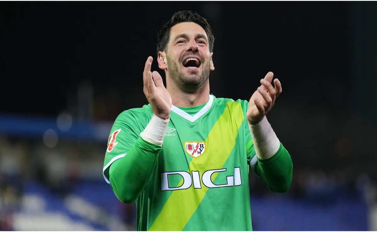 El arquero argentino Augusto Batalla se concentra antes de disputar la final de la Conference League en el estadio de Leipzig