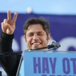Gobernador Axel Kicillof habla en un escenario de La Plata criticando el rumbo económico nacional