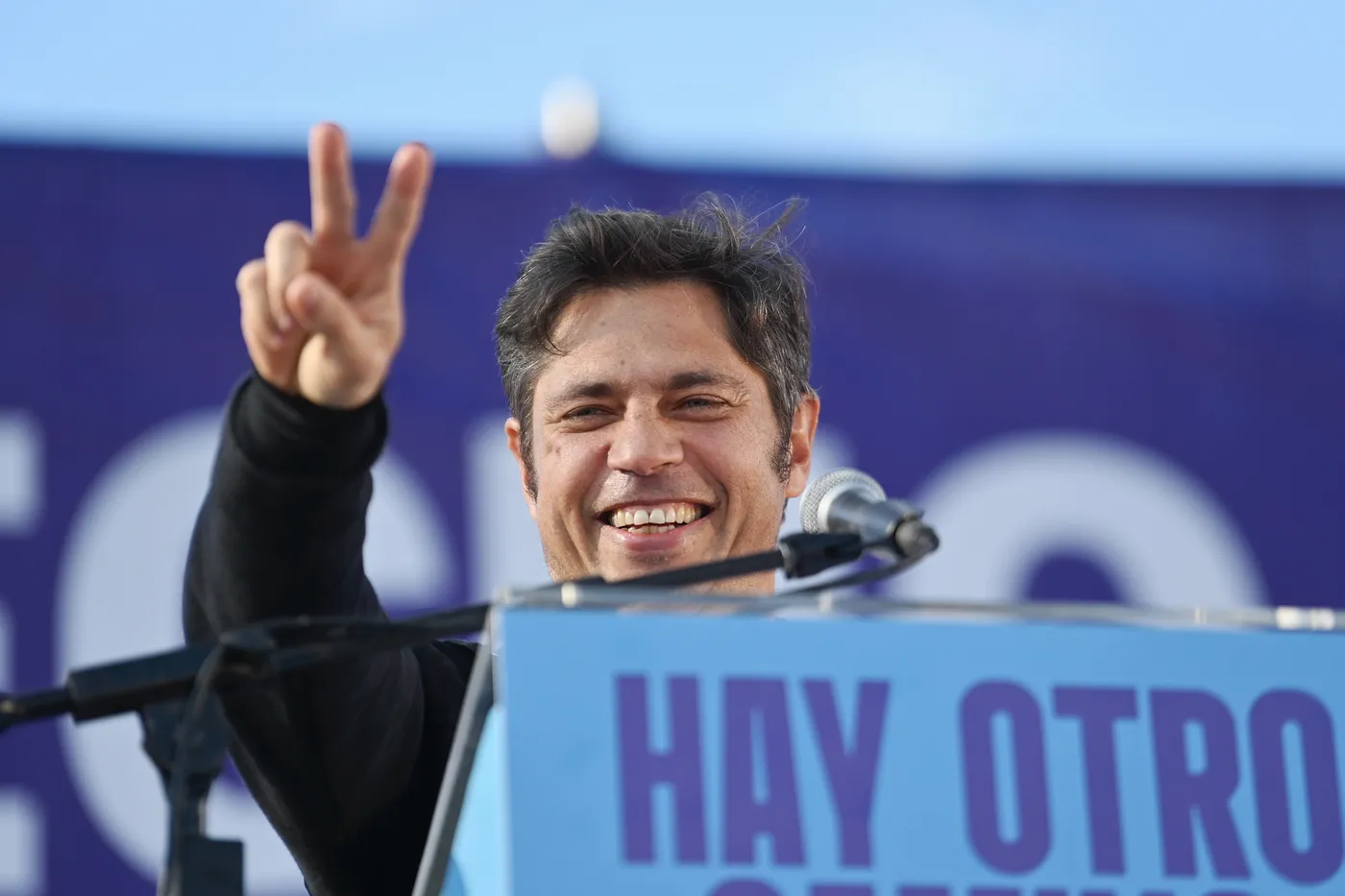 Gobernador Axel Kicillof habla en un escenario de La Plata criticando el rumbo económico nacional