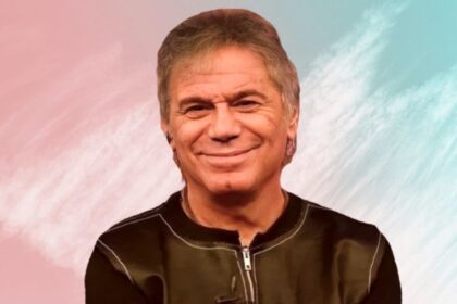 Beto Casella sonriente en el estudio televisivo luego de que Beto Casella habló sobre la salud de su nieto.