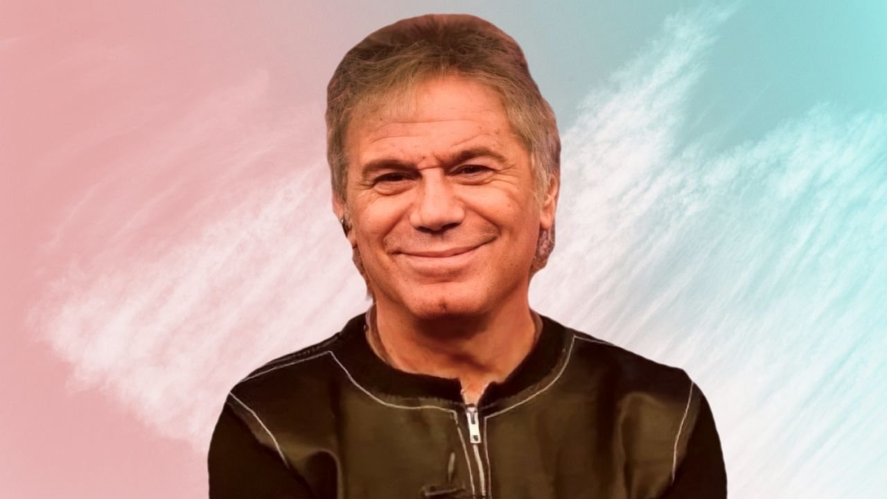 Beto Casella sonriente en el estudio televisivo luego de que Beto Casella habló sobre la salud de su nieto.