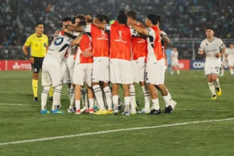 Festejo de los jugadores mendocinos tras la victoria de Independiente Rivadavia ante Bolívar en Santa Cruz de la Sierra
